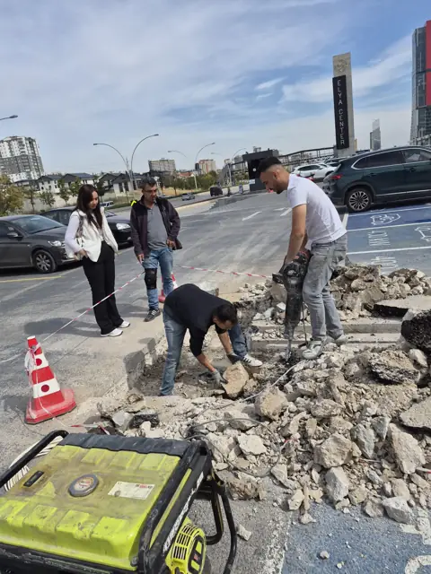 Otopark alanında beton kırma ve açma çalışması