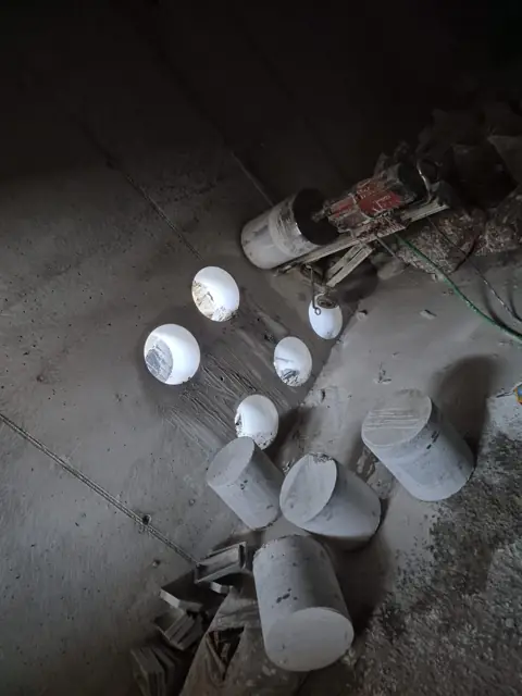 Karot makinesinden çıkan silindirik beton numuneler